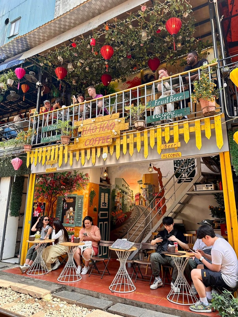 giảm tần suất tàu chạy qua phố cà phê đường tàu