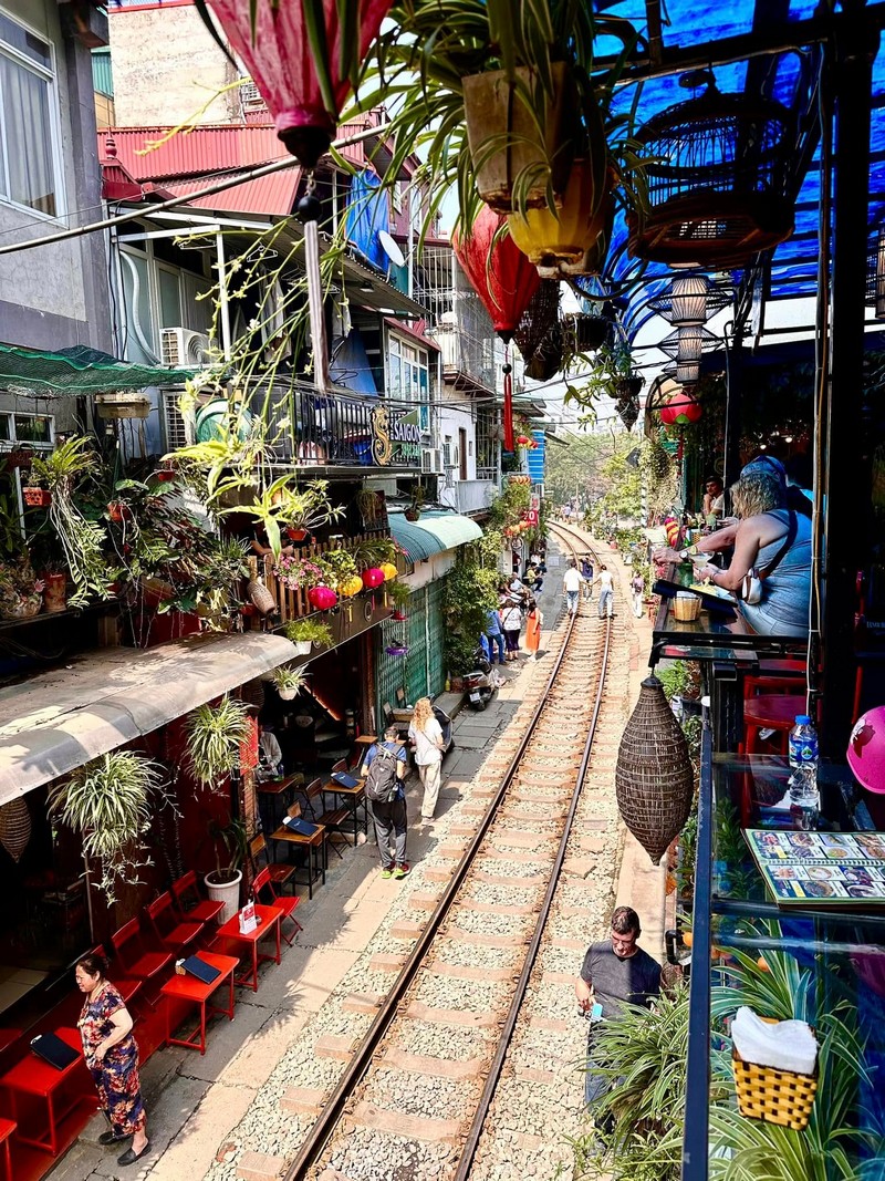 giảm tần suất tàu chạy qua phố cà phê đường tàu