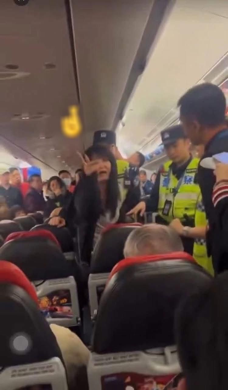 Niềm vui bất ngờ trên chuyến bay bị delay