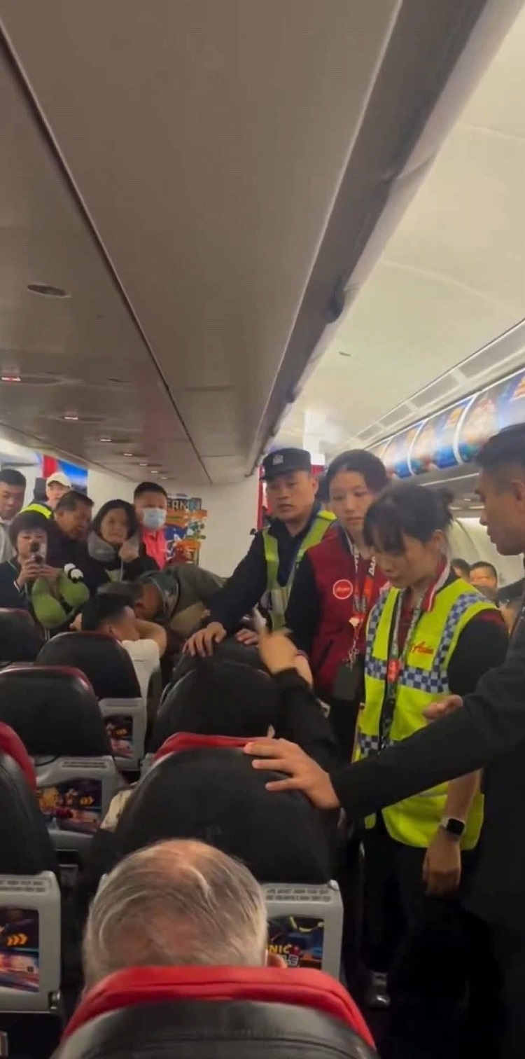 Niềm vui bất ngờ trên chuyến bay bị delay