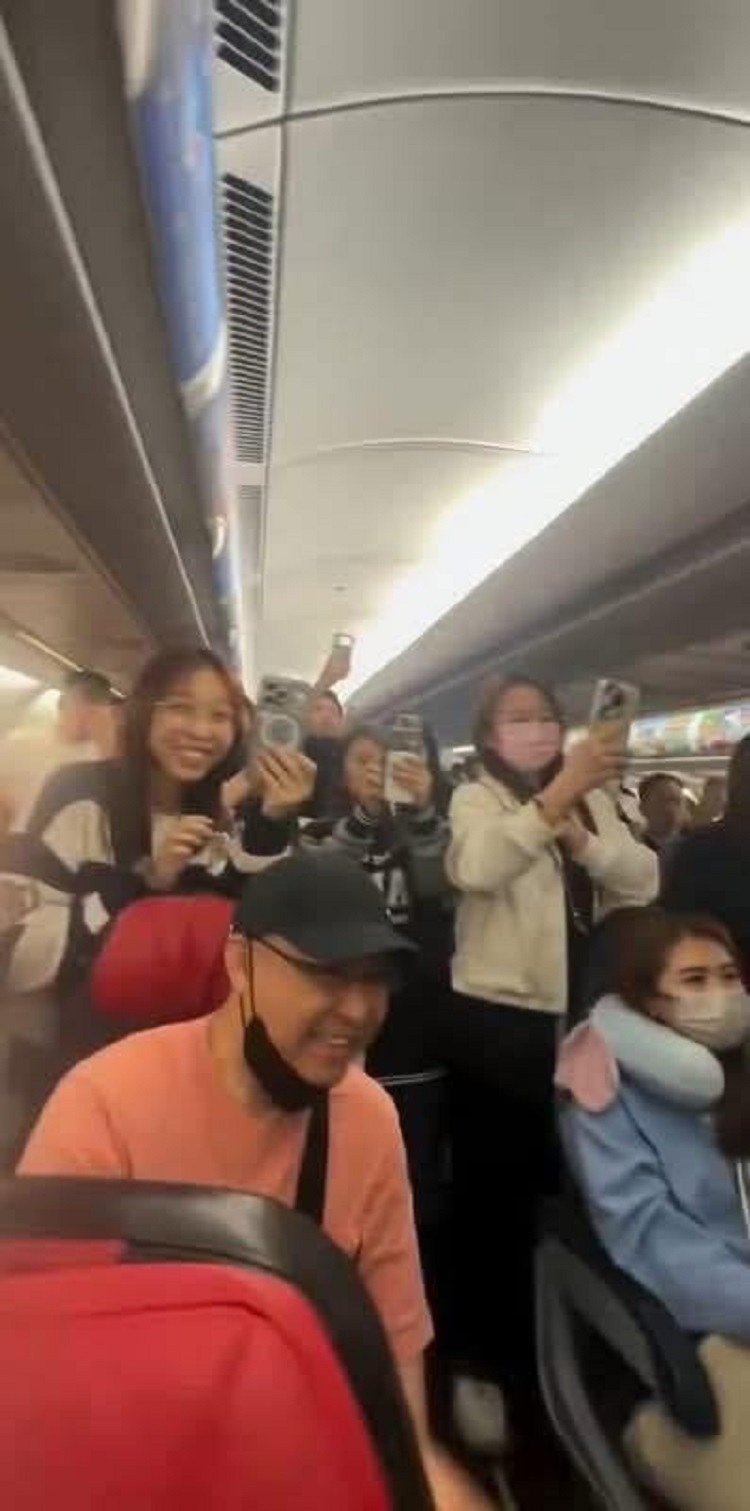 Niềm vui bất ngờ trên chuyến bay bị delay