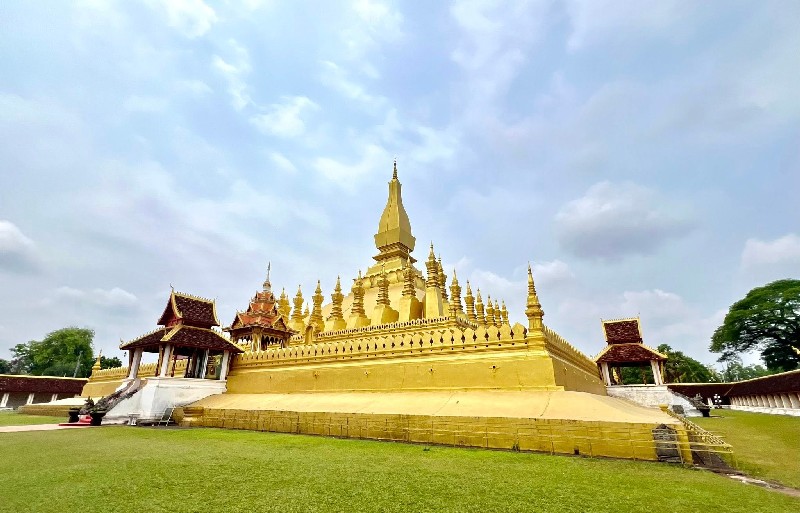 Du lịch bằng ô tô tự lái trên đất bạn Lào