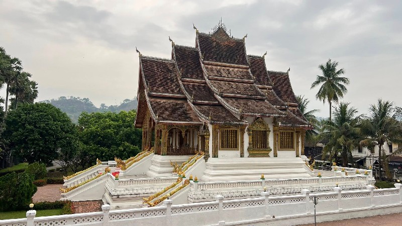 Du lịch bằng ô tô tự lái trên đất bạn Lào
